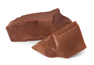 Beyaza izole edilmiş lezzetli sütlü çikolata parçaları.