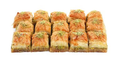 Beyaza izole edilmiş doğranmış fındıklı enfes taze baklava. Doğu tatlıları