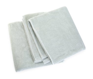 Yumuşak katlanmış havlular beyaz, üst görünümde izole