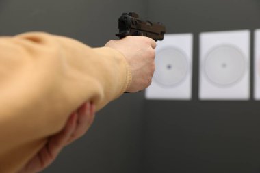 İçerideki hedefe nişan alan adam, yakın plan.