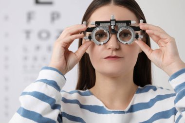 Görüş testine karşı duruşması olan genç bir kadın.