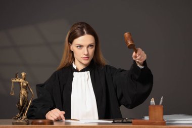 Ahşap masaya sopayla vuran yargıç içeride.