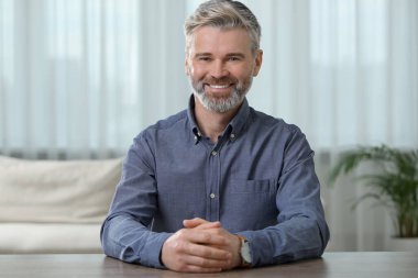 Mutlu adamın evde görüntüsü var, web kamerasından görüntüsü