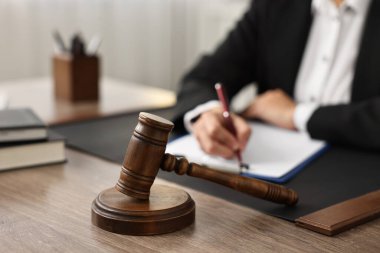 Ofiste not defteri olan noter, tokmağa odaklan.