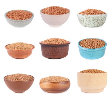 Karabuğday taneleri beyaz tencerelerde izole edilmiş.