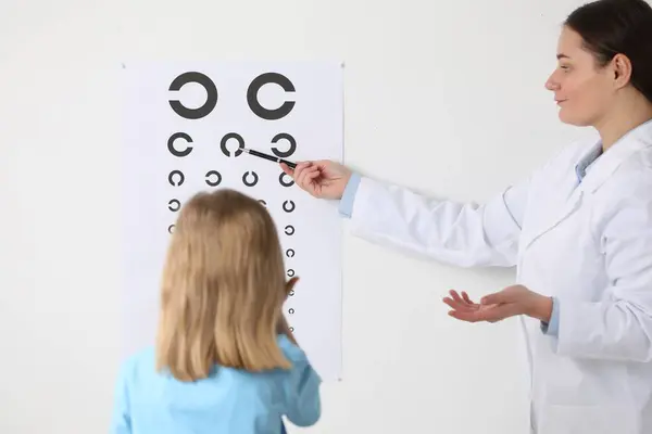 Okulista Testuje Wzrok Małej Dziewczynki Klinice — Zdjęcie stockowe