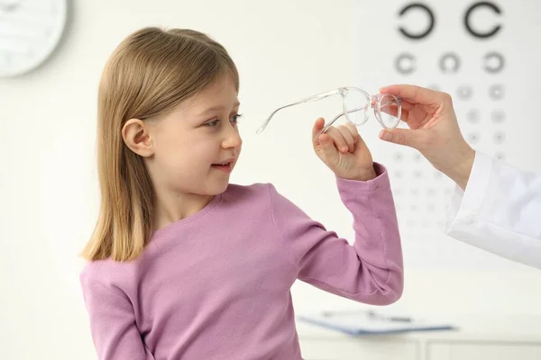 Teste Visão Oftalmologista Dando Óculos Para Menina Dentro Casa — Fotografia de Stock