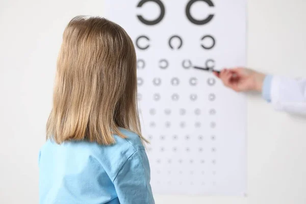 Okulista Testujący Wzrok Dziewczynki Klinice Widok Tyłu — Zdjęcie stockowe
