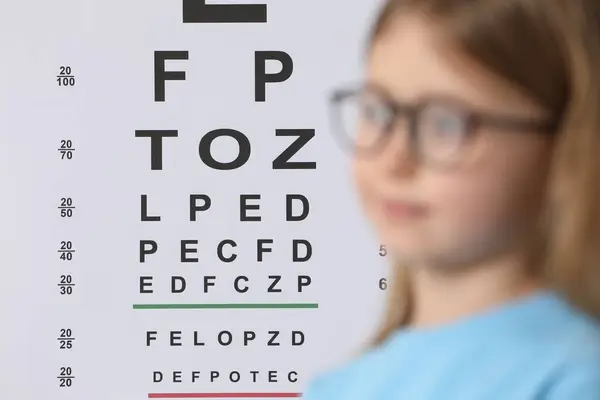 Dziewczynka Okularami Wykresie Testu Wzroku Ostrość Selektywna — Zdjęcie stockowe