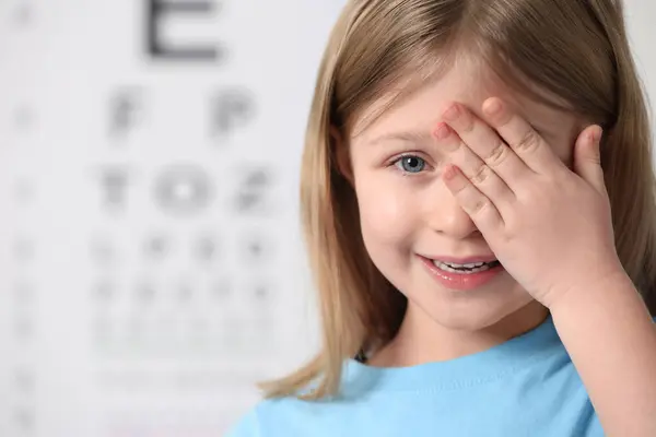 Dziewczynka Zakrywająca Oko Przed Badaniem Wzroku — Zdjęcie stockowe