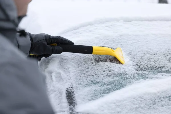 Mężczyzna Czyszczący Śnieg Przedniej Szyby Samochodu Zewnątrz Zbliżenie — Zdjęcie stockowe