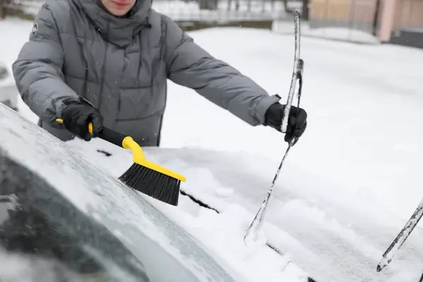 Mann Räumt Schnee Von Autoscheibe Freien Nahaufnahme — Stockfoto