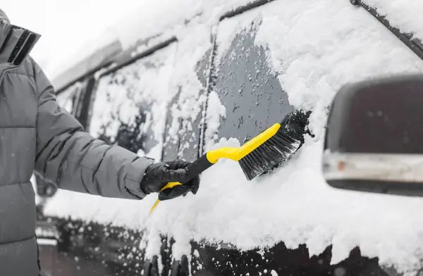 Mann Reinigt Schnee Aus Autoscheibe Freien Nahaufnahme — Stockfoto