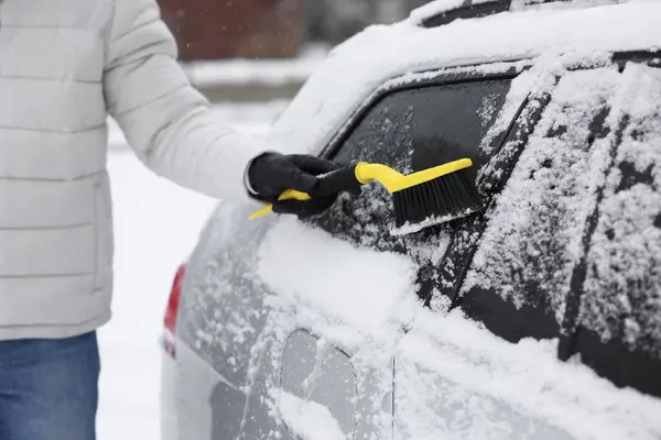 Mężczyzna Czyszczący Śnieg Samochodu Zewnątrz Zbliżenie — Zdjęcie stockowe