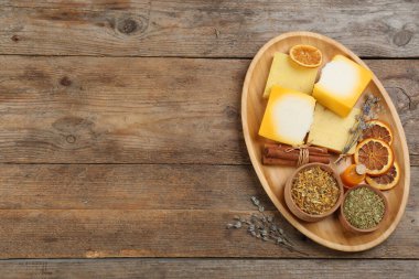 Doğal el yapımı sabun ve malzemelerle ahşap masa üzerinde düz kompozisyon, metin için boşluk