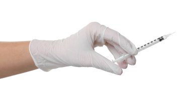 Beyaz arka planda tıbbi şırınga tutan doktor, yakın plan.