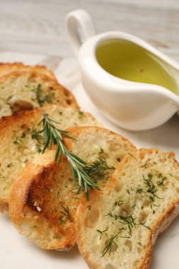 Sarımsaklı, dereotlu, biberiyeli ve yağlı baget, yakın plan.