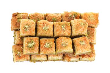 Beyaza izole edilmiş doğranmış fındıklı enfes taze baklava, üst manzara. Doğu tatlıları