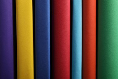 Arkaplan olarak farklı ciltli kitaplar, yakın görünüm