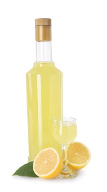 Lezzetli limoncello likörü, beyaza izole edilmiş limon ve yeşil yaprak.