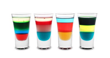 Beyaza izole edilmiş shot bardaklarındaki farklı nişancılar. Alkol iç.