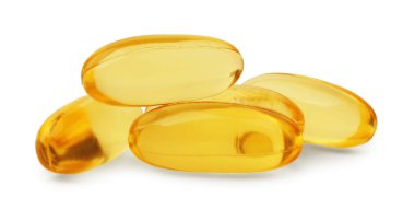Beyaz üzerine izole edilmiş birçok sarı vitamin kapsülü