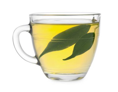 Cam bardakta taze yeşil çay ve beyaz yapraklar.