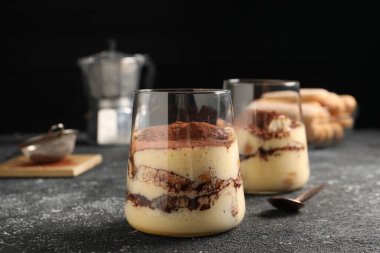 Gri desenli masada gözlüklü nefis tiramisu, yakın plan.