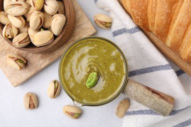 Fıstık ezmeli krema ve fındıklar açık masada, düz yatıyordu.