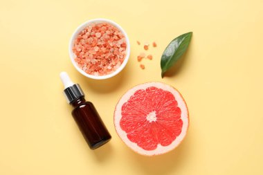 Soluk sarı arka planda greyfurt esaslı düz bileşim