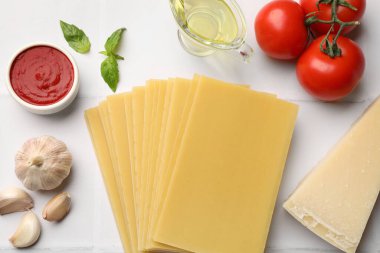 Lazanya için malzemeler beyaz döşemeli masa üzerinde, düz yatıyordu