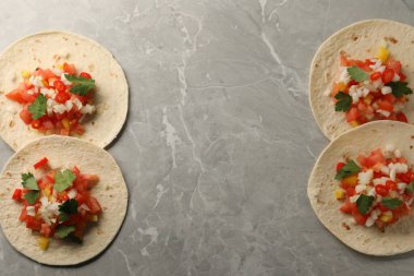 Sebzeli takolar ve maydanozlu gri mermer masa, üst manzara. Metin için boşluk