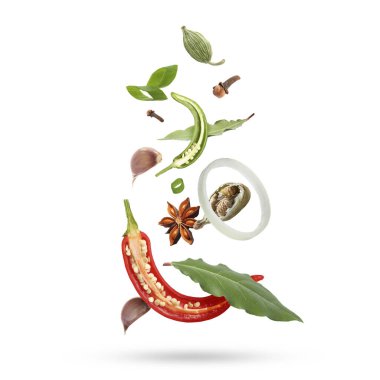 Beyaz arkaplana düşen farklı aromatik baharatlar