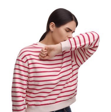 Beyaz arka planda öksüren bir kadın. Soğuk belirtileri