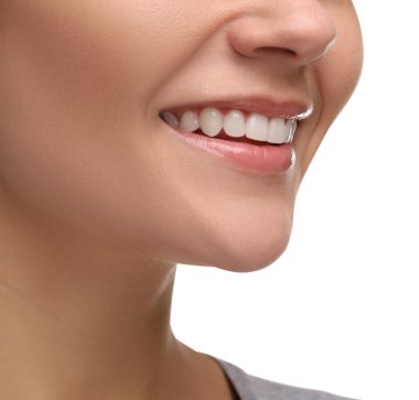 Temiz dişli kadın beyaz arka planda gülümsüyor, yakın plan.