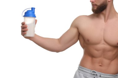 Beyaz arka planda protein karıştırıcısı tutan kaslı vücutlu genç adam, yakın plan.