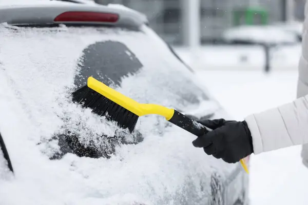 Mężczyzna Czyszczący Śnieg Okien Samochodu Zewnątrz Zbliżenie — Zdjęcie stockowe