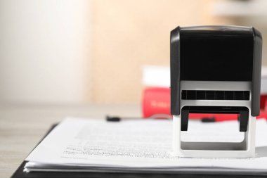 Noter sözleşmesi. Mühür ve belgeler masaya, yakın plan. Metin için boşluk