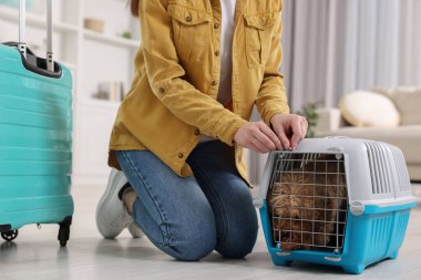 Kadın, evcil hayvanıyla birlikte içeri girmeden önce kapanış yapıyor.