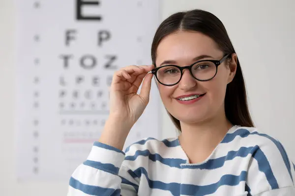 Jovem Com Óculos Contra Gráfico Teste Visão — Fotografia de Stock