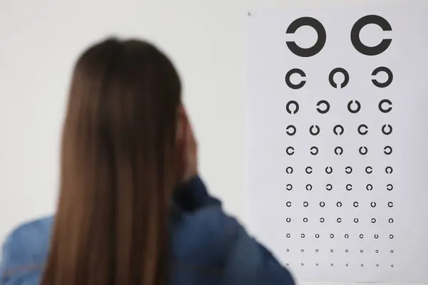 Badanie Wzroku Młoda Kobieta Patrząc Mapę Badań Wzroku Pomieszczeniach Widok — Zdjęcie stockowe
