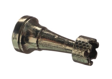 Bir altın satranç kalesi beyaza izole edilmiş.