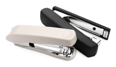 Beyaza izole edilmiş iki yeni plastik zımba.