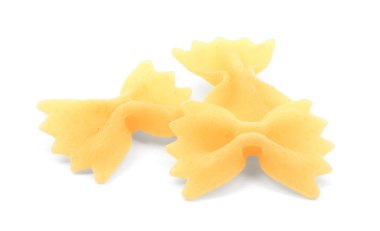 Çiğ farfalle makarnası beyaza izole edilmiş. İtalyan mutfağı