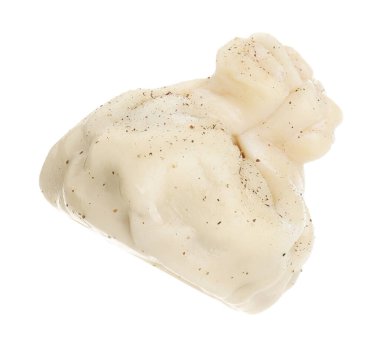 Beyaza izole edilmiş baharatlı lezzetli bir khinkali (hamur tatlısı). Gürcistan mutfağı