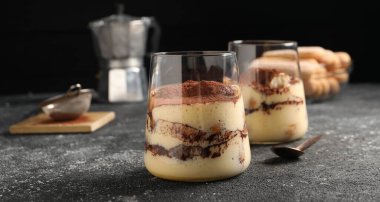 Gri desenli masada gözlüklü nefis tiramisu, yakın plan.