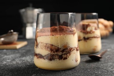 Gri desenli masada gözlüklü nefis tiramisu, yakın plan.