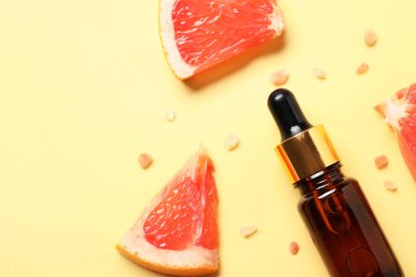 Soluk sarı arka planda greyfurt esaslı düz bileşim. Metin için boşluk