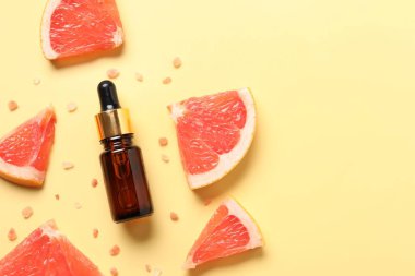 Soluk sarı arka planda greyfurt esaslı düz bileşim. Metin için boşluk