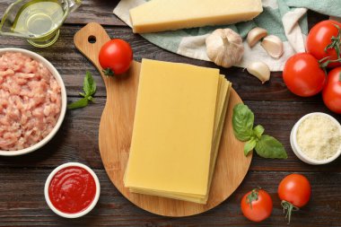 Lazanya malzemeleri ahşap masada, düz yerde.